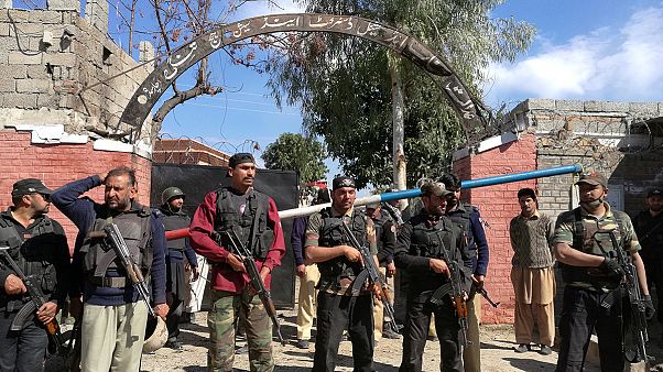 Attentato suicida in Pakistan, almeno 8 morti Attentato suicida in Pakistan, almeno 8 morti
