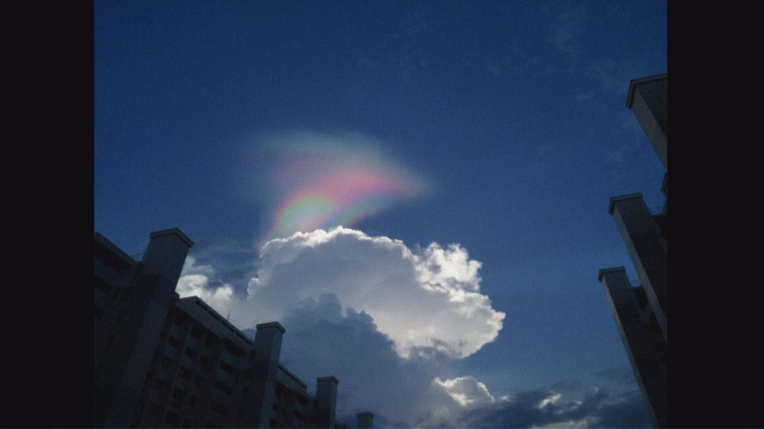 Feuer-Regenbogen über Singapur