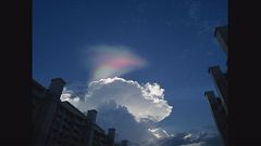 Feuer-Regenbogen über Singapur