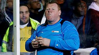 Lanche a meio do jogo deixa Wayne Shaw em apuros