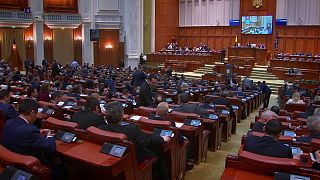 Parlamento romeno rejeita decreto polémico