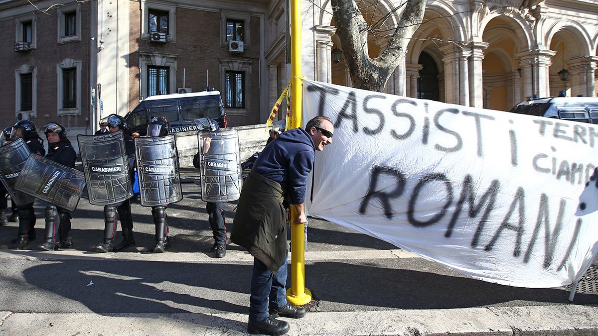 تظاهرات رانندگان تاکسی در رم در اعتراض به ادامه فعالیت شبکه های مسافرکشی رقیب