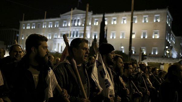 Gregos rejeitam mais austeridade após retoma de negociações com credores Gregos rejeitam mais austeridade após retoma de negociações com credores