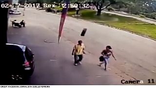Schock-Video: Mann von "fliegendem" Autoreifen niedergestreckt