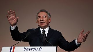 Bayrou (65) stellt sich hinter Macron (39) und warnt vor der extremen Rechten