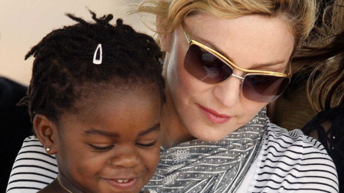 Le père des jumelles adoptées au Malawi par Madonna conteste l'adoption