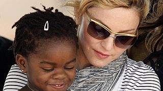 Le père des jumelles adoptées au Malawi par Madonna conteste l'adoption
