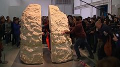 Künstler lässt sich in Felsen einsperren und will Eier ausbrüten