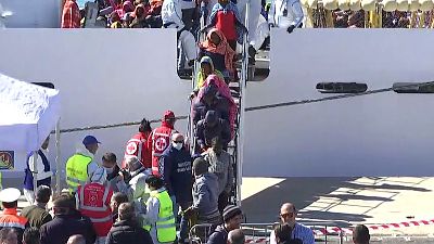 Италия: мигрантов, спасенных в Средиземном море, доставили на Сицилию