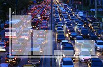 Rengeteg időt vesztegetnek a városlakók közlekedési dugókban világszerte