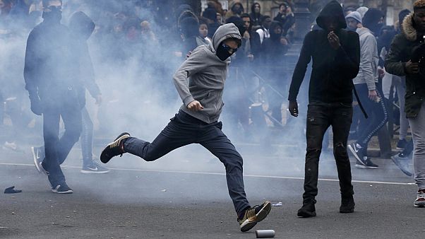 Il caso Théo, licei bloccati, fermi e scontri a Parigi Il caso Théo, licei bloccati, fermi e scontri a Parigi