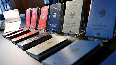 Almanya yeni pasaportlarını tanıttı