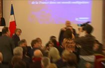 Франция: активистка "Фемен" попыталась помешать Марин Ле Пен изложить ее внешнеполитическую программу