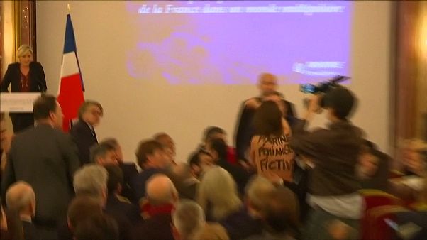 Francia, una Femen interrompe il comizio di Marine Le Pen gridando: “finta femminista” Francia, una Femen interrompe il comizio di Marine Le Pen gridando: “finta femminista”
