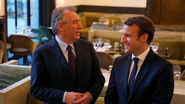 Macron sobe nas sondagens devido a aliança com François Bayrou Macron sobe nas sondagens devido a aliança com François Bayrou