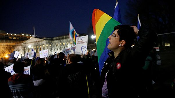 Активисты возмущены после отмены Трампом указа о школьниках-трансгендерах Активисты возмущены после отмены Трампом указа о школьниках-трансгендерах