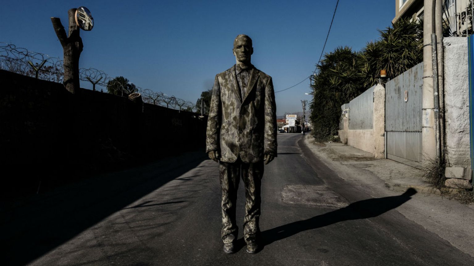 «Cementary»: Ψάχνοντας τη ζωή και την ομορφιά στα νεκρά σημεία της πόλης