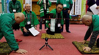 [Photos] Japan's bald-head tug-of-war contest using suction pads, red rope