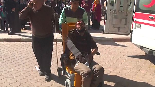 انفجار سيارة مفخخة يخلف أكثر من 40 قتيلا وعشرات الجرحى شمال مدينة الباب السورية انفجار سيارة مفخخة يخلف أكثر من 40 قتيلا وعشرات الجرحى شمال مدينة الباب السورية