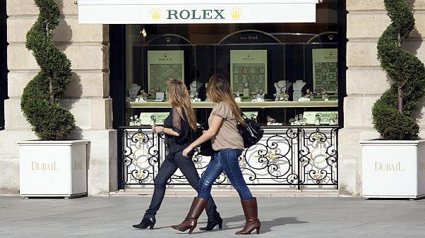 Consumidores franceses mais confiantes antes das presidenciais Consumidores franceses mais confiantes antes das presidenciais