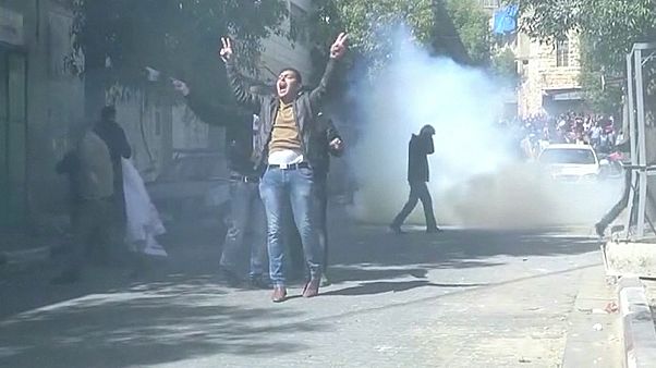Anniversario strage di Hebron, manifestanti calpestano immagine di Donald Trump Anniversario strage di Hebron, manifestanti calpestano immagine di Donald Trump