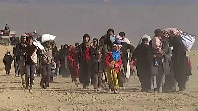 Los civiles huyen de Mosul a medida que fuerzas iraquíes se adentran en la parte oeste de la ciudad