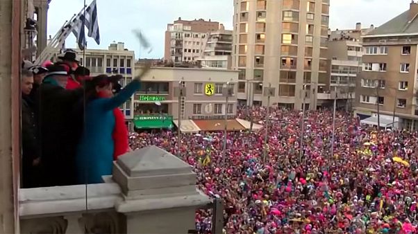 La ministra Segolène Royal lanza arenques en el carnaval de Dunkerque La ministra Segolène Royal lanza arenques en el carnaval de Dunkerque