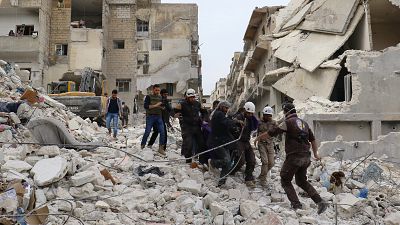 قوات النظام السوري تقصف أريحا وتتقدم وسط البلاد وشمالها