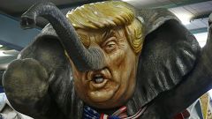 Am Rosenmontag fasst Trump der Freiheitsstatue unter den Rock