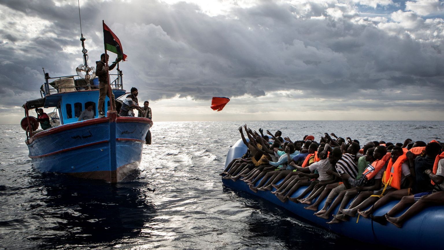 Le Ong salvano i migranti troppo vicino alle coste libiche secondo Frontex