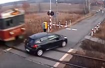 Veja: comboio choca contra carro em passagem de nível na Polónia