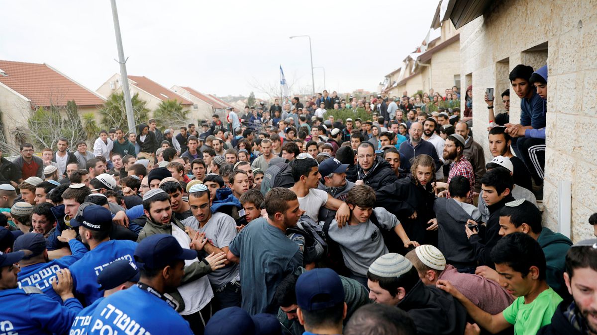 Police evacuate Israeli houses judged to be on Palestinian land