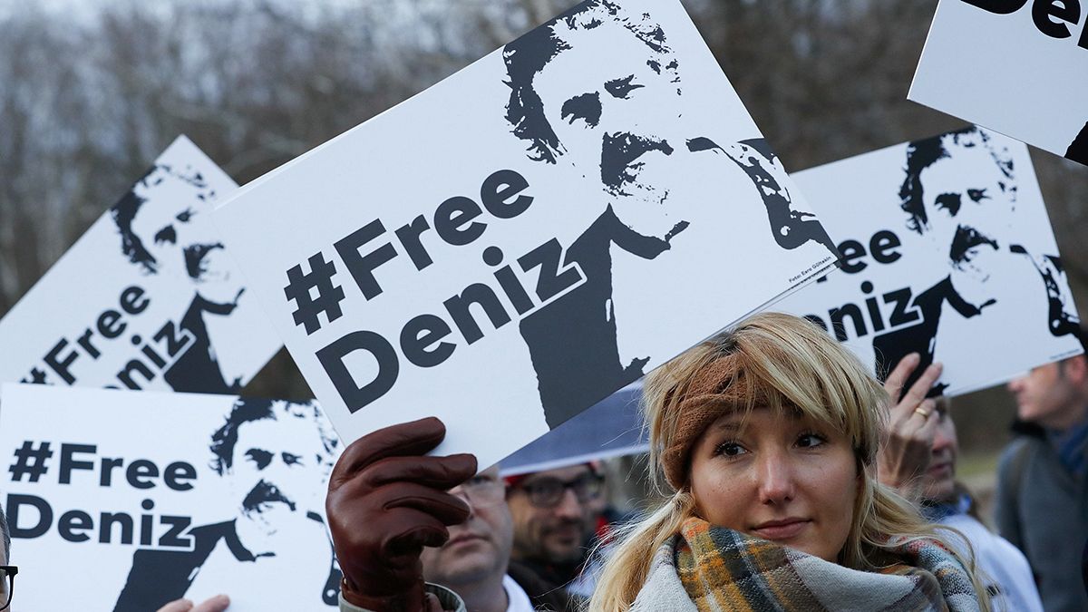 Alemania se moviliza para reclamar la liberación del periodista Deniz Yucel