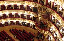 Napoli: il teatro più bello del mondo apre le porte ai migranti