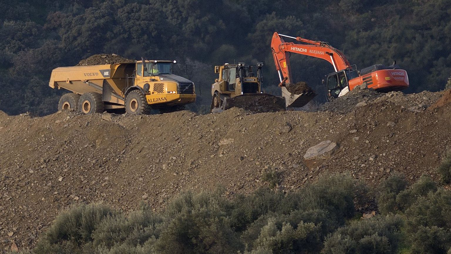 Efforts to rescue Spanish boy trapped in well hampered