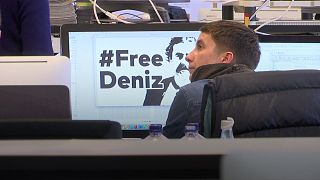 Merkel pide la liberación del periodista Deniz Yücel