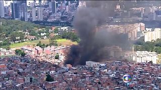 Un espectacular incendio destruye 50 casas en la segunda mayor favela de Sao Paulo