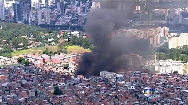 Brasile. Gigantesco incendio in una favela di Sao Paulo Brasile. Gigantesco incendio in una favela di Sao Paulo