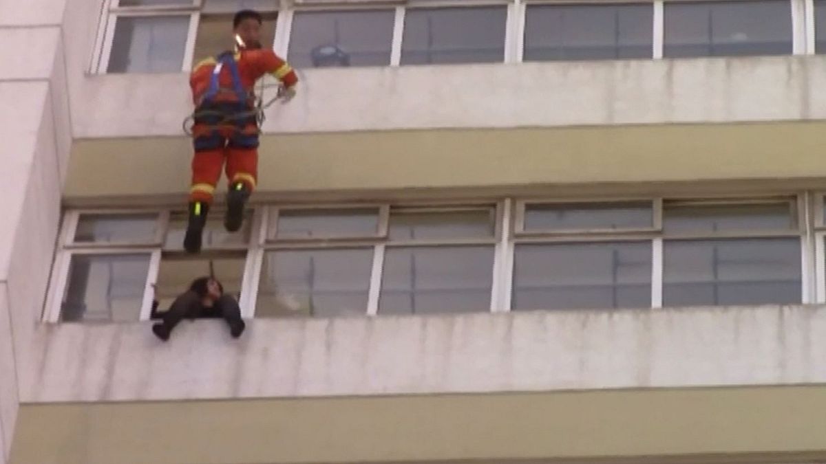 Firefighter 'kicks' suicidal woman to safety in China