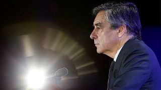 França: Fillon "resiste" após deserções e novas buscas da polícia