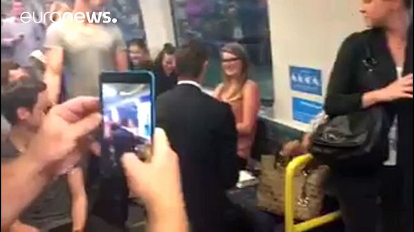Australien: Heiratsantrag in der U-Bahn Australien: Heiratsantrag in der U-Bahn