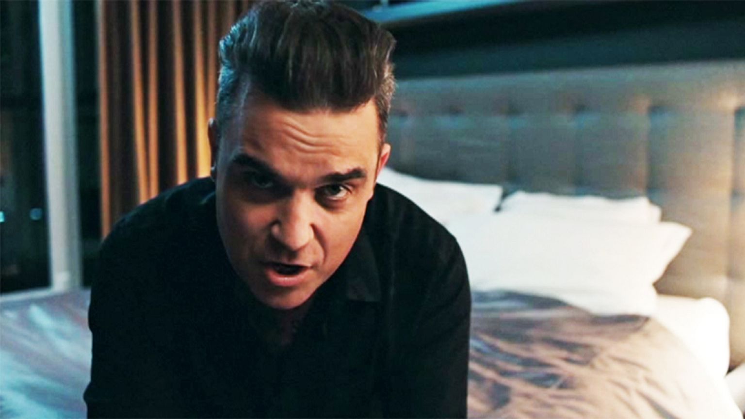 Robbie Williams a zöld szemű szörnnyel viaskodik új videójában