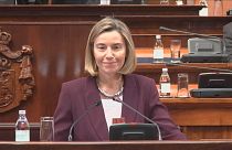 Mogherini Sırbistan parlamentosunda protesto edildi
