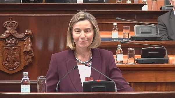 Mogherini vaiada pelo partido ultranacionalista da Sérvia Mogherini vaiada pelo partido ultranacionalista da Sérvia