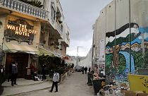 Bansky decora el hotel con las peores vistas del mundo, el muro israelí
