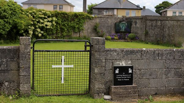 Hallado un gran número de esqueletos de niños en una fosa de un convento irlandés Hallado un gran número de esqueletos de niños en una fosa de un convento irlandés