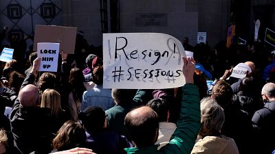 Demonstranten fordern den Rücktritt des US-Justizministers