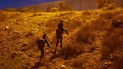 Image: Migrants from Honduras walk after crossing illegally from Mexico to 