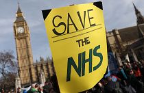 Londres: Maré humana marcha em defesa do sistema de saúde