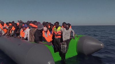 250 afrikai menekültet mentettek ki a tengerből